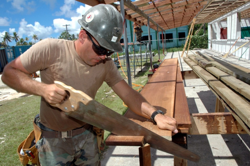 ebeniste-CASTELLAR-min_worker_construction_building_carpenter_male_job_build_helmet-893290